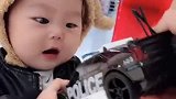 自己挑了一个玩具，拿去柜台付钱，结果他一直玩不肯走