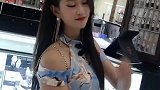 男生允许女生穿这么短的裙子吗？