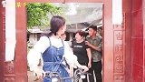 小朱非要开车送小雪朋友，中途还给人家女孩要了微信，这是干啥？