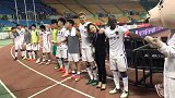 中超-17赛季-贵州赛后谢场太热闹 法图斯带草帽与文筱婷并肩跳舞欢庆-新闻