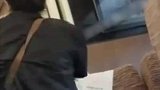 男子咸猪手被大姐抓包，现场直接扇其耳光