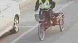 一老人身体不适躺在路边