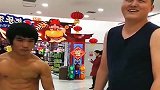 用腹肌抵挡对方的重拳，虽然偶像是李小龙，但是也不用自虐吧