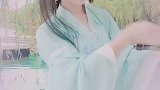 姑娘模仿小青，勾起了我满满的回忆，网友演技很好嘛