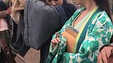 最近这个演员姑娘火了，撕掉面具后，素颜真的好美！