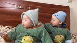 双胞胎坐着就摇摇晃晃，原因终于被我找到了，宝妈妈要注意了