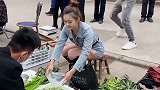 五万学的一套组合拳，一脚扫堂腿，直接给美女整蒙了