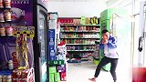 小伙用胡萝卜做出一把枪，老板看到后主动要免单