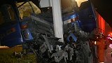 重型货车撞碎限高杆失控滑行 又撞路灯杆车头报废