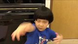 功夫小子带着妹妹学武功，哥哥做的动作妹妹也做到了