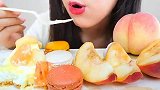 美女试吃桃子甜点合集（奶油水果挞、马卡龙、鲜果、冰球）