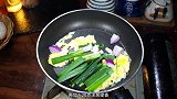 蒜苗炒鸡蛋的做法，百吃不腻的蒜苗炒鸡蛋，超级开胃