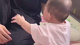 妈妈看到孩子大哭上去安慰