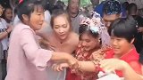 这是哪里的习俗，居然弄的新娘子这么狼狈，只能逃了！