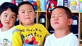 幼儿园小男孩入学哭着喊妈妈，旁边小孩一脸疑惑无奈
