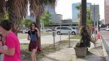 伪装成草人在路边向路人伸手，真是太坏了