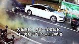 电缆井发生爆炸，火光四射井盖一度被顶起，经过的3人被吓得够呛