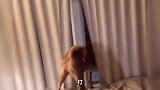 羊驼被小伙吐懵了 没想到羊驼也有被吐的一天