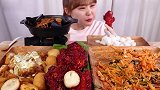 韩国美女极限挑战“爆辣”金针菇，大口吞咽的样子，真怕她胃疼