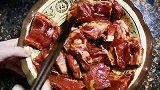 在家做黑椒牛仔骨，味道比饭店的好吃，色香味俱全