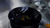 韭菜小河虾这样做才脆,大厨教你一招,拍粉是关键,壳都能吃