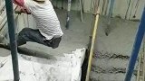 工地上爆模，水泥浆不断流出，木工连夜跑了