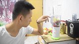 【不作会死】把十种水果放到搅拌机后搅拌成汁，味道是我这辈子喝过最好喝的饮料