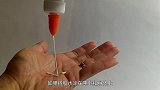 胶水当做护手霜涂在手上