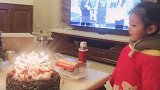宝宝的生日，她在吹蜡呢