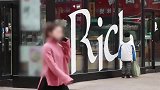 留守儿童生日当天在蛋糕店附近徘徊，这位卖蛋卷的阿姨真的很温柔