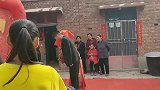 连风也想见一下新娘子，天意吹开了红盖头