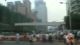 广州一吊车侧翻压坏居民楼 造成交通拥堵-7月29日