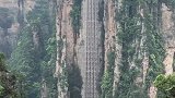 百龙电梯，1分58秒到山顶，运行速度最快的电梯，高300多米
