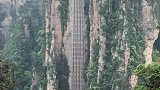 百龙电梯，1分58秒到山顶，运行速度最快的电梯，高300多米