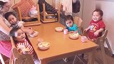 四胞胎吃早饭,把爸爸都挤得都没地方坐了,拥有5个女人的幸福