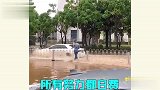 为了雨天出行不湿鞋，真是“八仙过海”各显神通