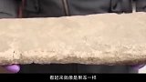 世界上最软的石头有多软老外将其捧在手心，神奇的一幕发生了