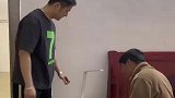 闽南小伙给老爸买声控台灯，没想到普通话不标准识别不了