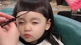 骗你生女儿系列，带老公的小情人剪刘海，这小模样太可爱了！