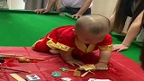 1周岁的小宝宝抓周，没想到他一手麻将一手牌，全家人都被逗乐了