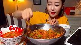 看看韩国女孩吃拌饭，放了多少辣椒