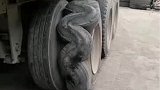 男子货车轮胎爆胎了，形状非常奇特，还以为轮胎上有大蛇