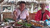 一家人去山庄吃饭，点了螃蟹木瓜丝、生拌牛肉和烤鸡，环境真不错