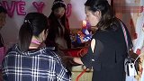 新郎给新娘带戒指，准备出嫁了，祝福他们！