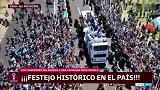 这气氛！阿根廷游行大巴上路 高速公路两边民众追着车跑