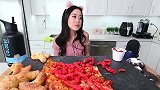可爱兔耳朵美女吃巨无霸大披萨，满满一桌子真有钱