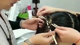 美妆教程这个托尼老师不一般，做头发都是用筷子，造型真是奇葩！