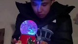 男生收到女友送的礼物却哭了，现在还有这么纯情的男生