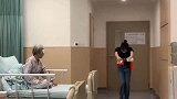 奶奶因病住院，孙女就在病房里给奶奶跳起秧歌