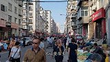 中朝边境的海鲜早市，海虾卖10块钱一斤，看其他海鲜都啥价格？